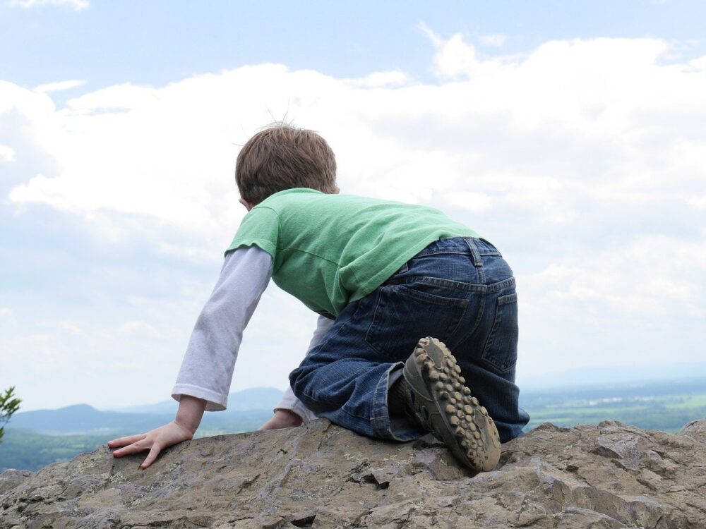 山から景色を眺める子供